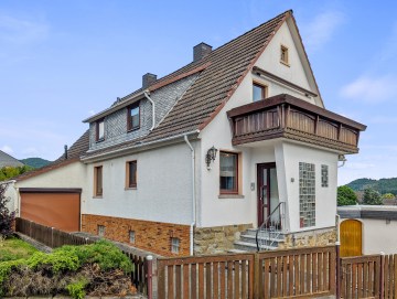 Wohnkomfort mit viel Platz für die ganze Familie trifft Gartenidylle, 35216 Biedenkopf, Einfamilienhaus