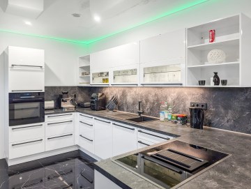 Provisionsfrei! Exquisites Zweifamilienhaus in Frankenberg - Haus 1 Küche - Werz Immobilien (34020)