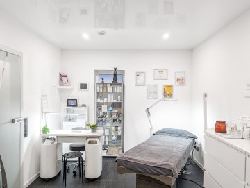 Provisionsfrei! Exquisites Zweifamilienhaus in Frankenberg - Kosmetikstudio - Werz Immobilien (34042)