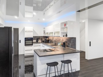 Provisionsfrei! Exquisites Zweifamilienhaus in Frankenberg - Haus 1 Küche - Werz Immobilien (34019)