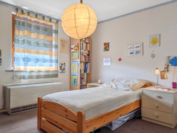 Heimwerkerprojekt mit kleiner Gaststätte und Garten an der Eder - Schlafzimmer - Werz Immobilien (28170)