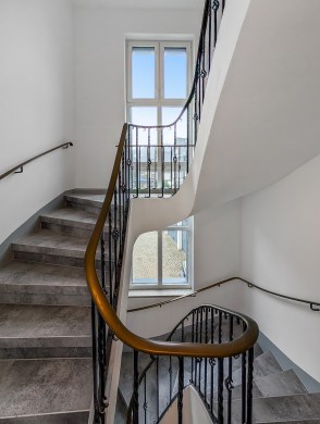 Lichtdurchflutete, frisch renovierte 5 – Zimmer – Wohnung im Herzen von Bad Laasphe - Treppenhaus - Werz Immobilien (34187)