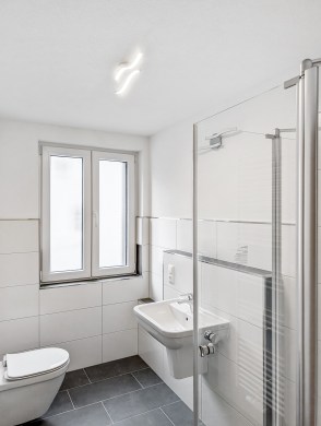 Lichtdurchflutete, frisch renovierte 5 – Zimmer – Wohnung im Herzen von Bad Laasphe - Badezimmer - Werz Immobilien (34185)