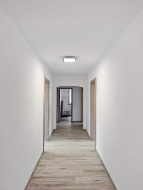 Lichtdurchflutete, frisch renovierte 5 – Zimmer – Wohnung im Herzen von Bad Laasphe - Flur - Werz Immobilien (34186)