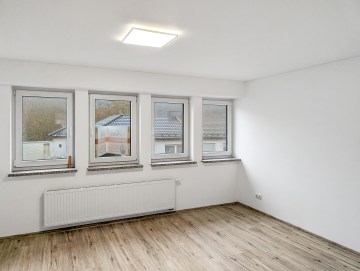 Lichtdurchflutete, frisch renovierte 5 – Zimmer – Wohnung im Herzen von Bad Laasphe - Wohnzimmer - Werz Immobilien (34181)