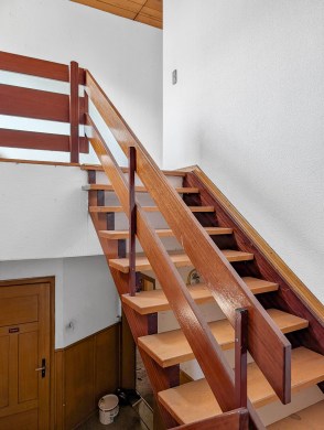 Gasthof mit 2 Wohnungen, Restaurant und Pension für Kapitalanleger - Aufgang zur 2. Einliegerwohnung - Werz Immobilien (30635)