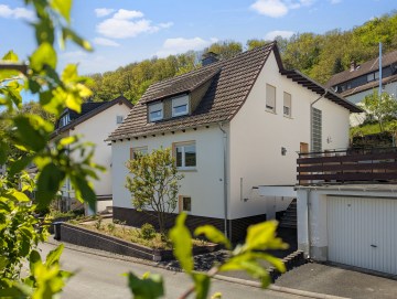 Attraktives Ein – bis Zweifamilienhaus mit flexiblem Raumkonzept und Sauna, 35232 Dautphetal, Einfamilienhaus