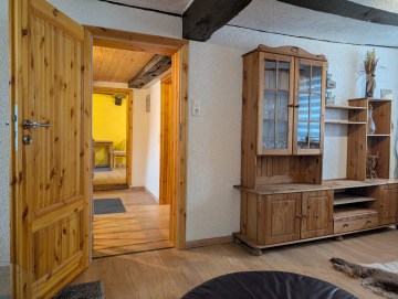 Erstbezug nach Sanierung! Historisches Fachwerkhaus mit Ladenlokal in zentraler Lage - Wohnzimmer 2. OG - Werz Immobilien (25123)