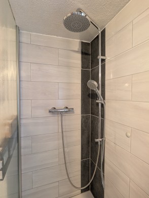 Erstbezug nach Sanierung! Historisches Fachwerkhaus mit Ladenlokal in zentraler Lage - Badezimmer - Werz Immobilien (25126)