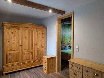 Erstbezug nach Sanierung! Historisches Fachwerkhaus mit Ladenlokal in zentraler Lage - Schlafzimmer Vorraum- Werz Immobilien (25120)