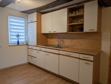 Erstbezug nach Sanierung! Historisches Fachwerkhaus mit Ladenlokal in zentraler Lage - Küche - Werz Immobilien (25122)