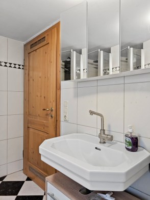 Charmantes Fachwerkhaus mit modernem Wohnkomfort im Herzen von Biedenkopf - Badezimmer - Werz Immobilien (24340)