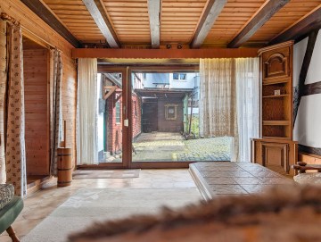 Charmantes Bauernhaus mit Scheune – ruhig gelegen - Wohnzimmer - Werz Immobilien (30232)