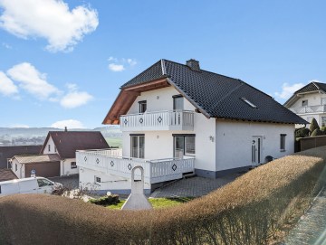 Einfamilienhaus mit Einliegerwohnung in toller Lage, 35119 Rosenthal, Einfamilienhaus