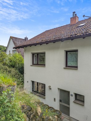 Charmante Doppelhaushälfte mit einladender Holzveranda, 35080 Bad Endbach, Doppelhaushälfte