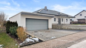 Stilvoller, barrierefreier Wohntraum – Bungalow: modern, lichtdurchflutet & vollmöbliert - Doppelgarage - Werz Immobilien (27493)