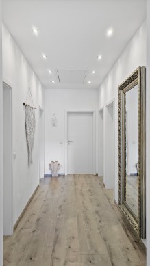 Stilvoller, barrierefreier Wohntraum – Bungalow: modern, lichtdurchflutet & vollmöbliert - Flur - Werz Immobilien (27500)