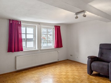 Liebevoll gepflegtes Fachwerkhaus mit modernem Wohnkomfort in ländlicher Idylle - Wohnzimmer - Werz Immobilien (26377)
