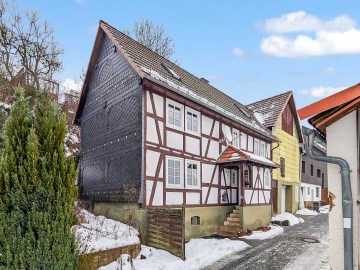 Liebevoll gepflegtes Fachwerkhaus mit modernem Wohnkomfort in ländlicher Idylle - Titelbild - Werz Immobilien (26371)