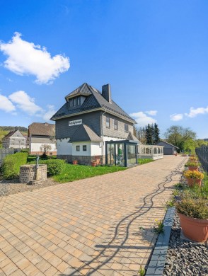 Exklusives Wohnerlebnis: Bahnhofsanwesen- modernisiert, in idyllischer Lage - Impressionen - Werz Immobilien (25652)