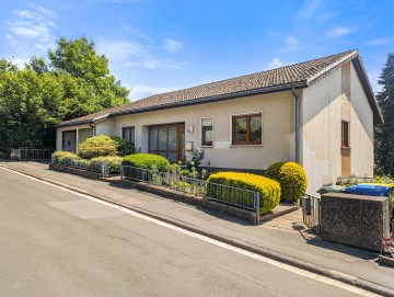Einfamilienhaus mit Einliegerwohnung mit toller Aussicht in Biedenkopf, 35216 Biedenkopf, Zweifamilienhaus