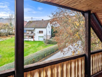 Großzügiges Wohnen in zentraler Lage: 7 Zimmer Wohnung in gepflegtem Einfamilienhaus mit Komfort - Aussicht - Werz Immobilien (25806)