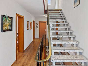 Großzügiges Wohnen in zentraler Lage: 7 Zimmer Wohnung in gepflegtem Einfamilienhaus mit Komfort - Flur - Werz Immobilien (25804)