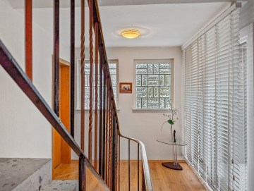 Großzügiges Wohnen in zentraler Lage: 7 Zimmer Wohnung in gepflegtem Einfamilienhaus mit Komfort - Flur - Werz Immobilien (25803)