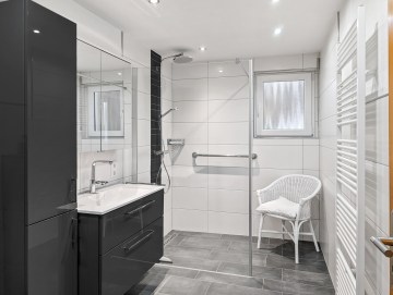 Großzügiges Wohnen in zentraler Lage: 7 Zimmer Wohnung in gepflegtem Einfamilienhaus mit Komfort - Badezimmer OG - Werz Immobilien (25800)