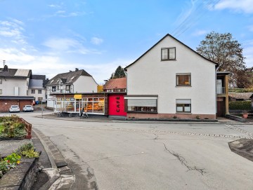 Großzügiges Wohnen in zentraler Lage: 7 Zimmer Wohnung in gepflegtem Einfamilienhaus mit Komfort - Außenansicht - Werz Immobilien (25792)