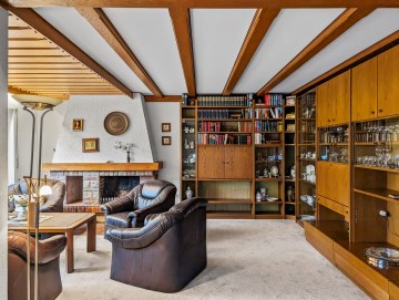 Großzügiges Wohnen in zentraler Lage: 7 Zimmer Wohnung in gepflegtem Einfamilienhaus mit Komfort - Wohnzimmer OG - Werz Immobilien (25798)