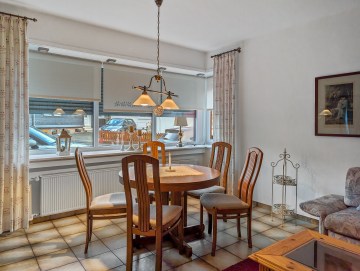 Großzügiges Wohnen in zentraler Lage: 7 Zimmer Wohnung in gepflegtem Einfamilienhaus mit Komfort - Esszimmer - Werz Immobilien (25796)