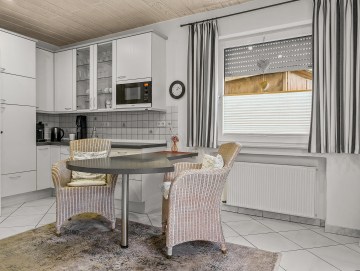 Großzügiges Wohnen in zentraler Lage: 7 Zimmer Wohnung in gepflegtem Einfamilienhaus mit Komfort - Küche - Werz Immobilien (25794)