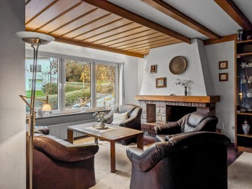 Großzügiges Wohnen in zentraler Lage: 7 Zimmer Wohnung in gepflegtem Einfamilienhaus mit Komfort - Wohnzimmer OG - Werz Immobilien (25797)